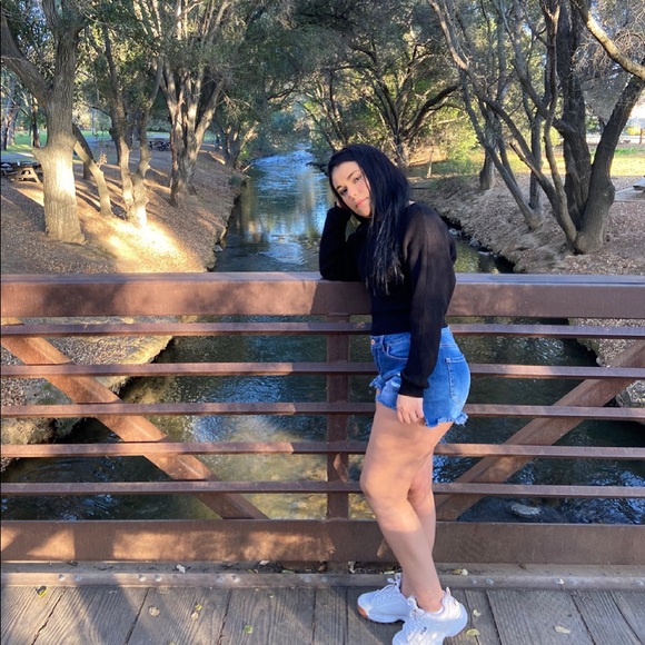 Meet your Posher, Adilene - Picture 1 of 1